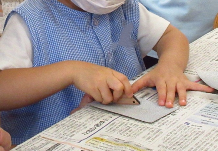 やすりをかけている子供