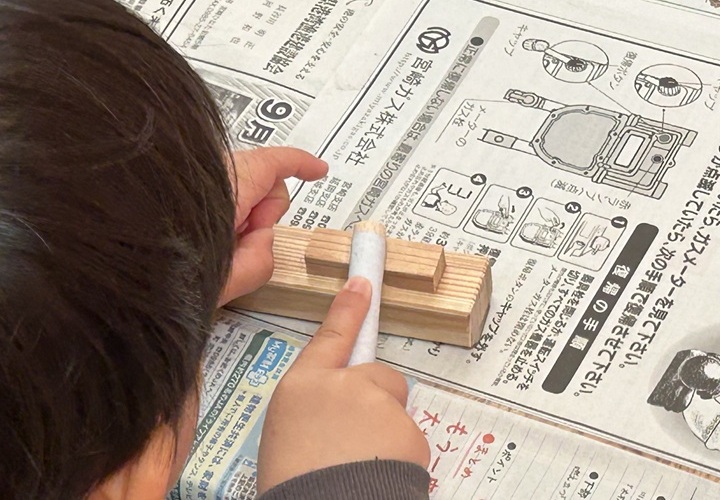 箸置きを作っている子供