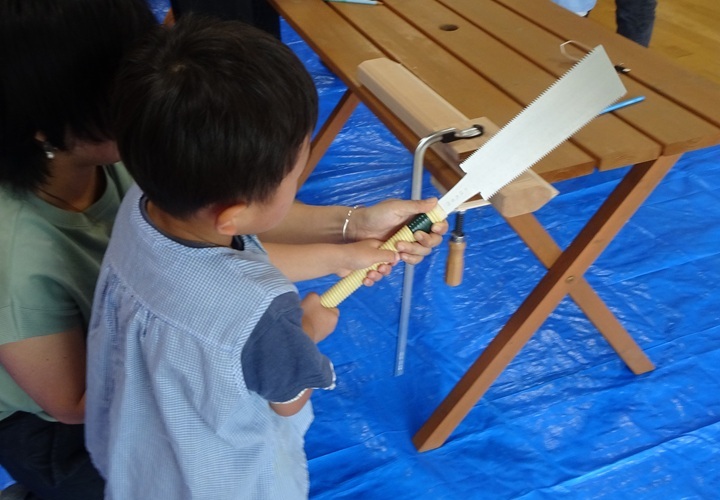 木材を切っている子供