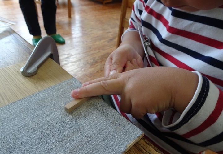 箸を作っている子供