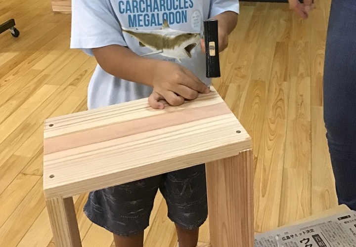 木箱を作っている子供