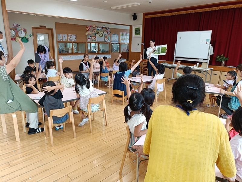 子どもに木育をする様子