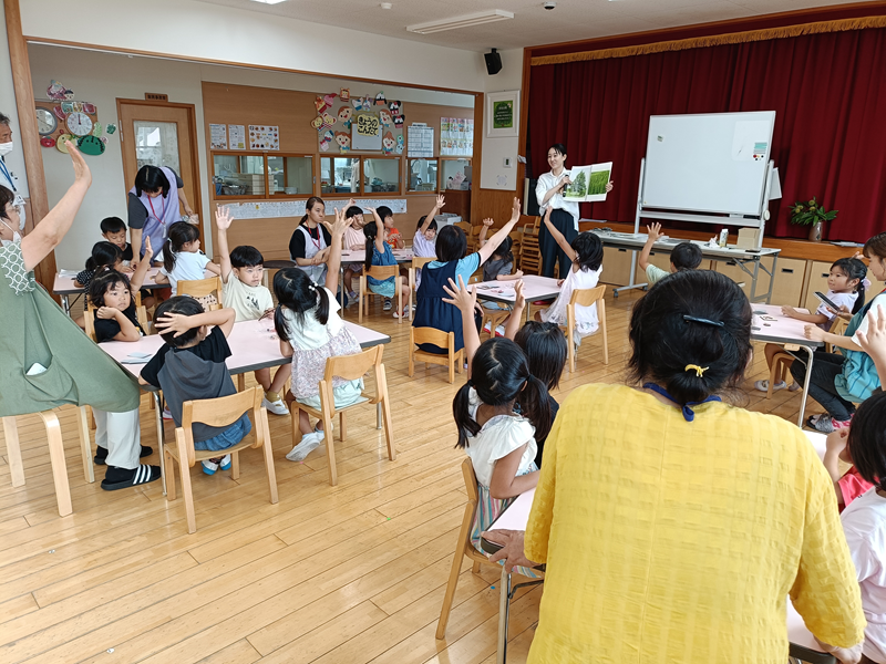 子どもに木育をする様子