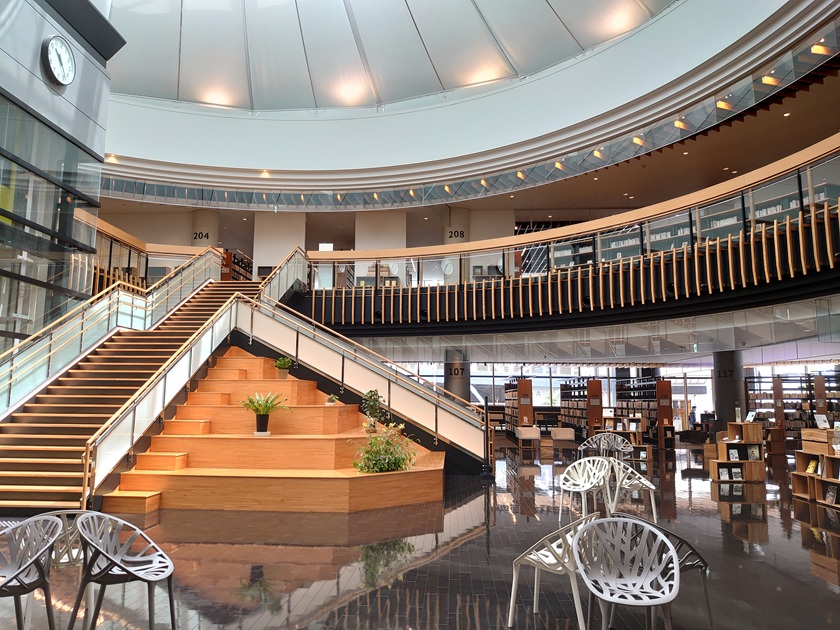 都城市立図書館内観