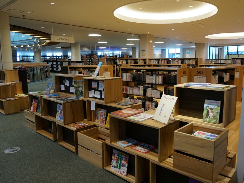 都城市立図書館内観